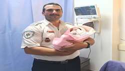 زایمان موفق مادر باردار در خودروی شخصی با امدادرسانی سریع اورژانس رضوانشهر